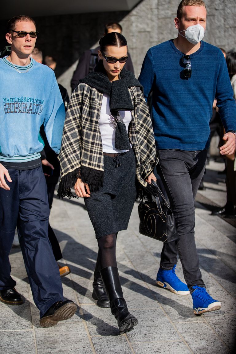 Bella Hadid tại buổi diễn của Max Mara, Milan Fashion Week. (Ảnh: Getty Images)